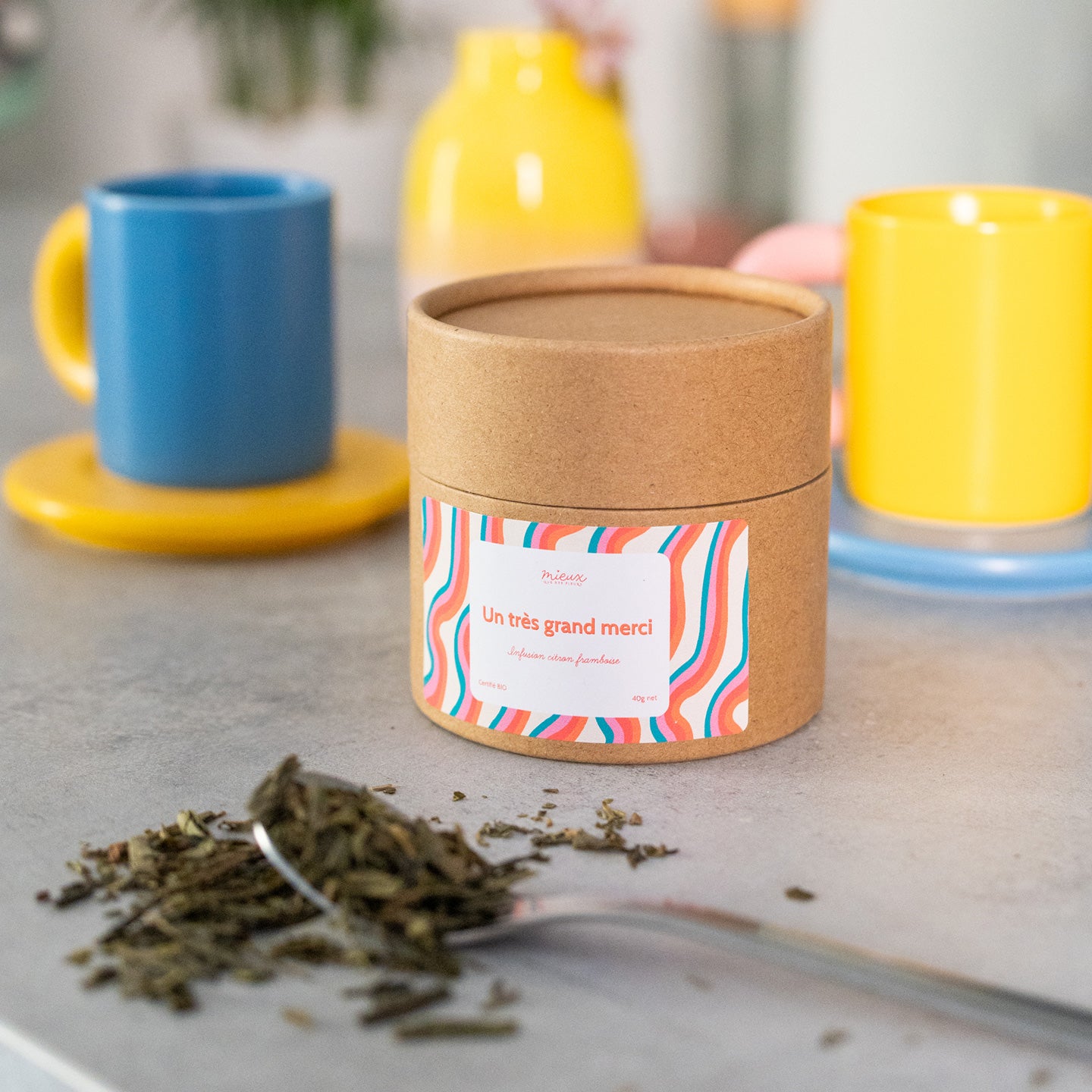 Boîte de thé avec message, vue de face et étiquette colorée.