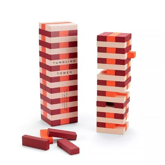 Vue en plongée sur la tour de blocs en bois empilés.