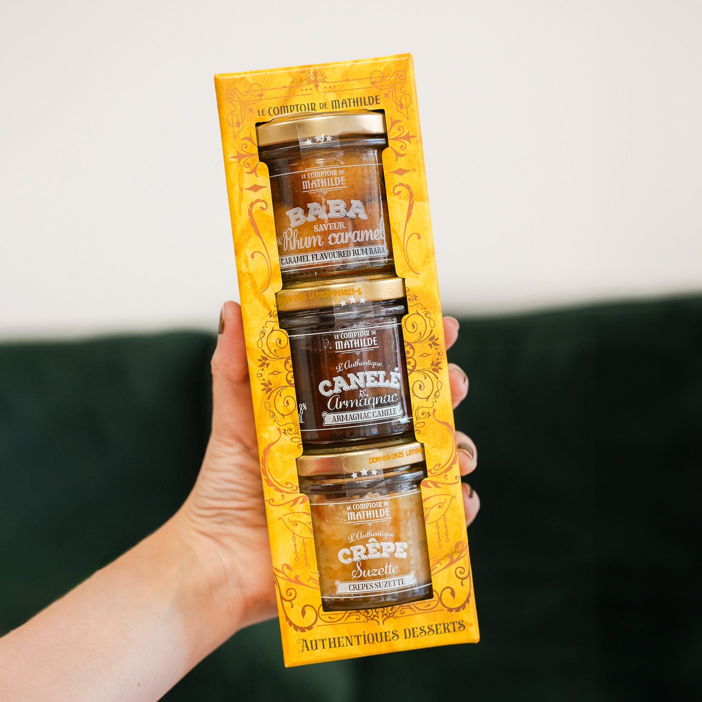 Coffret de desserts avec crêpes et canelé en gros plan