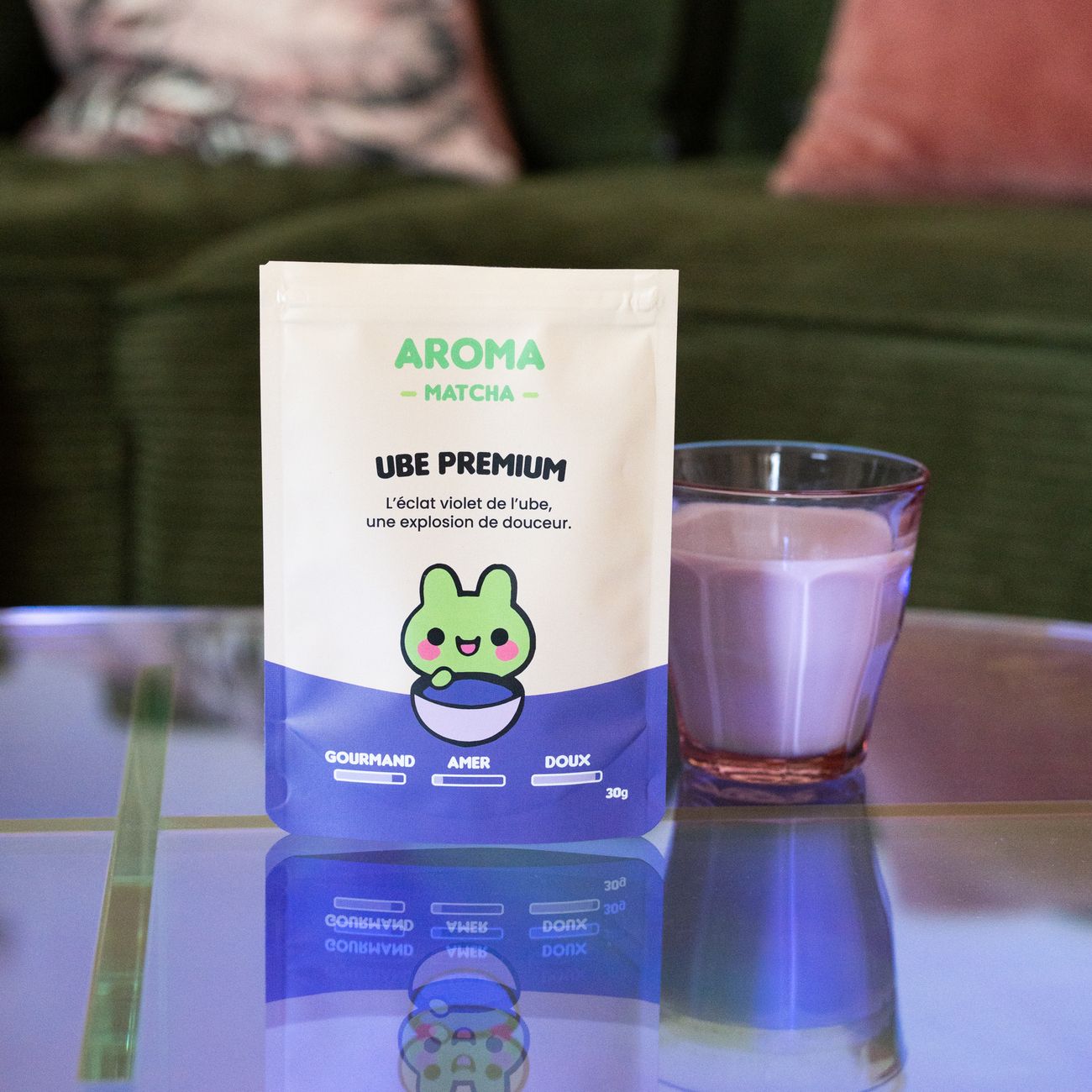 Poudre d'ube ultra-fine dans un sachet violet élégant.