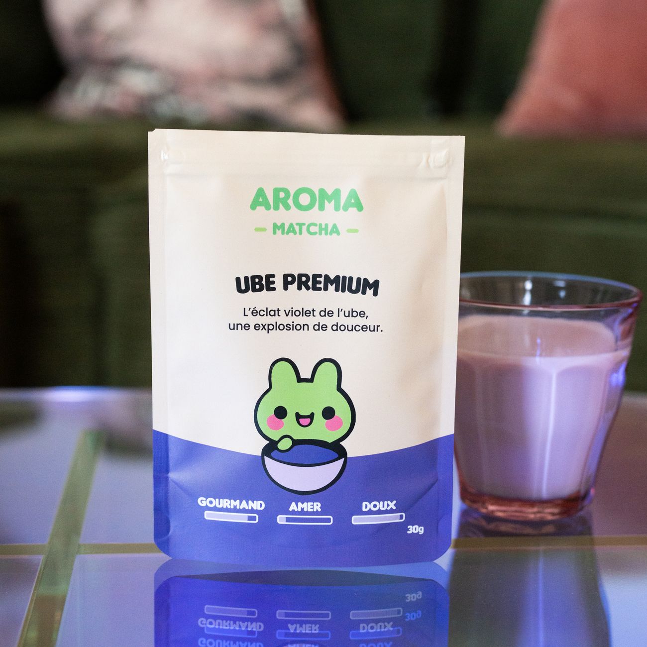 Poudre d'ube ultra-fine dans un bol en bois