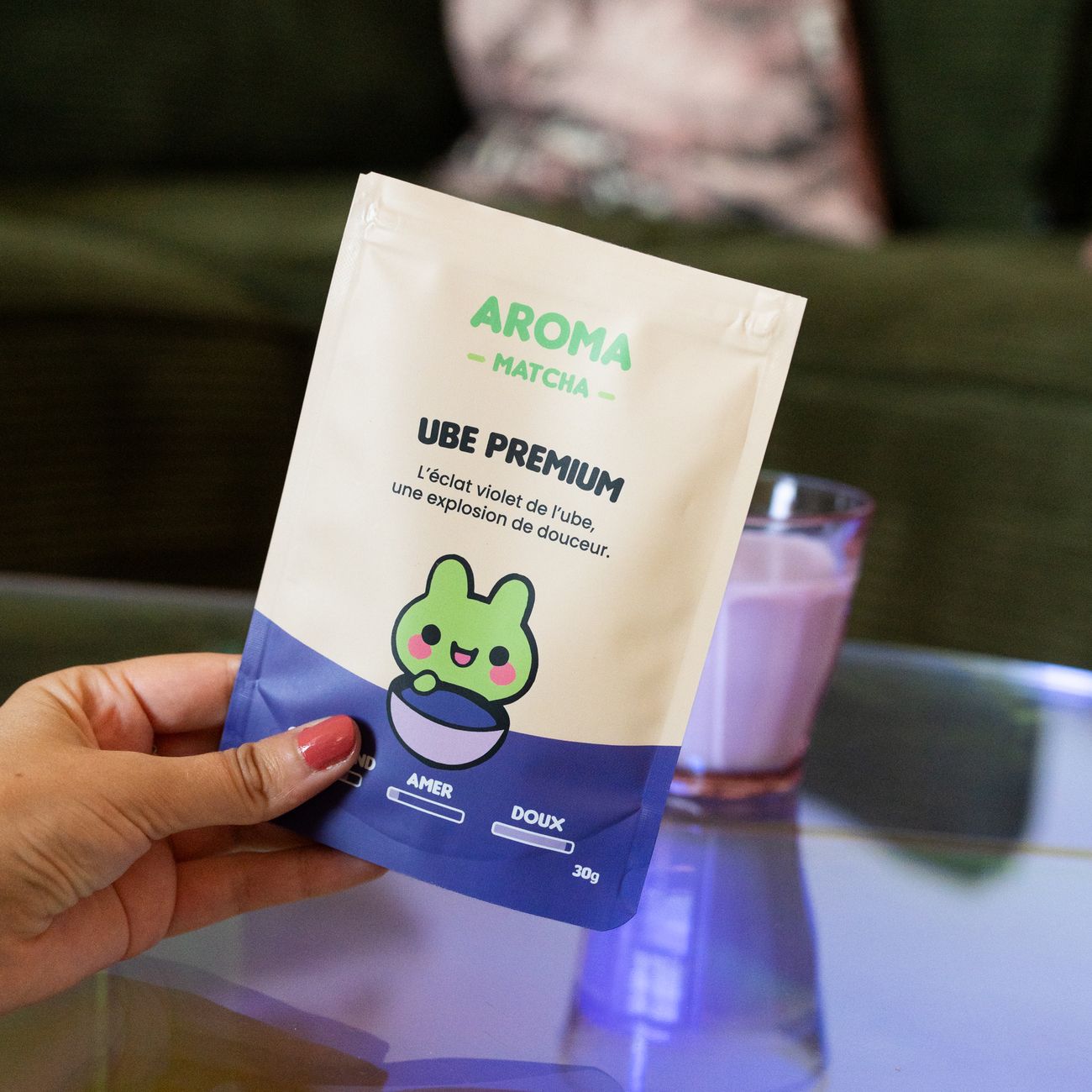 Poudre d'Ube ultra-fine dans un sachet violet élégant.