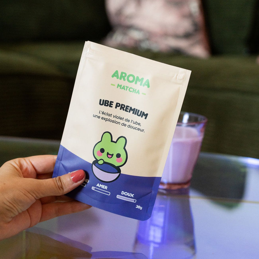 Poudre d'Ube ultra-fine dans un sachet violet élégant.