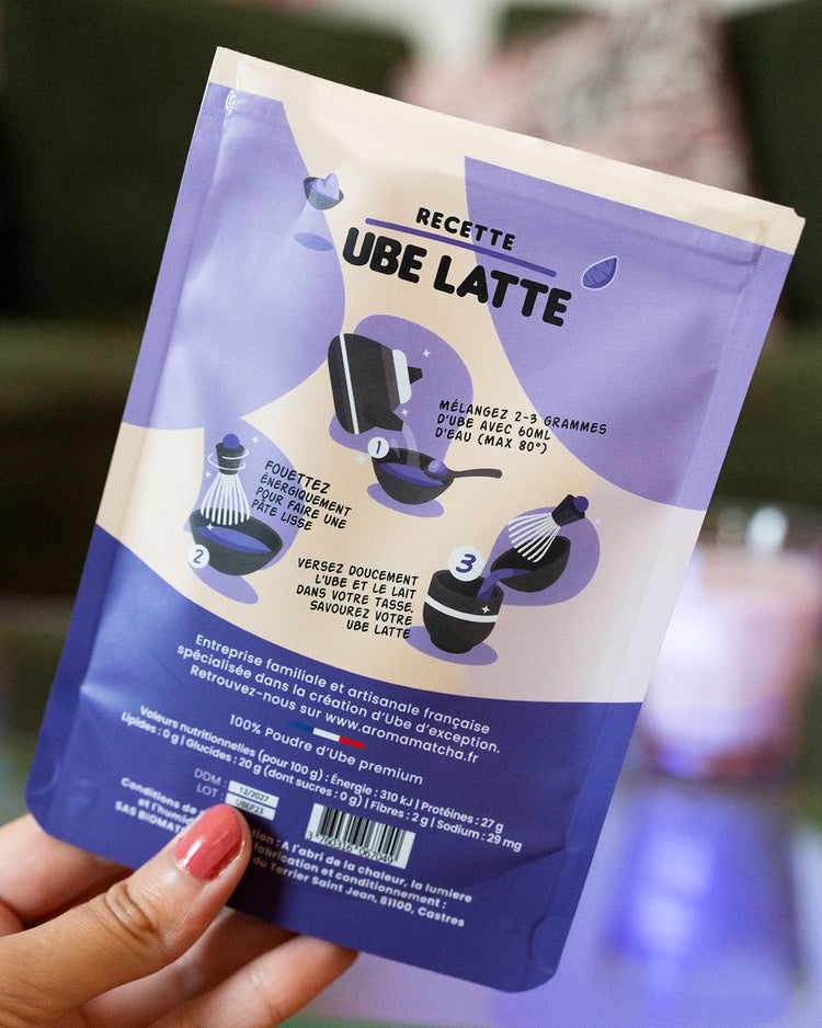 Poudre d'ube ultra-fine dans un sachet violet élégant.