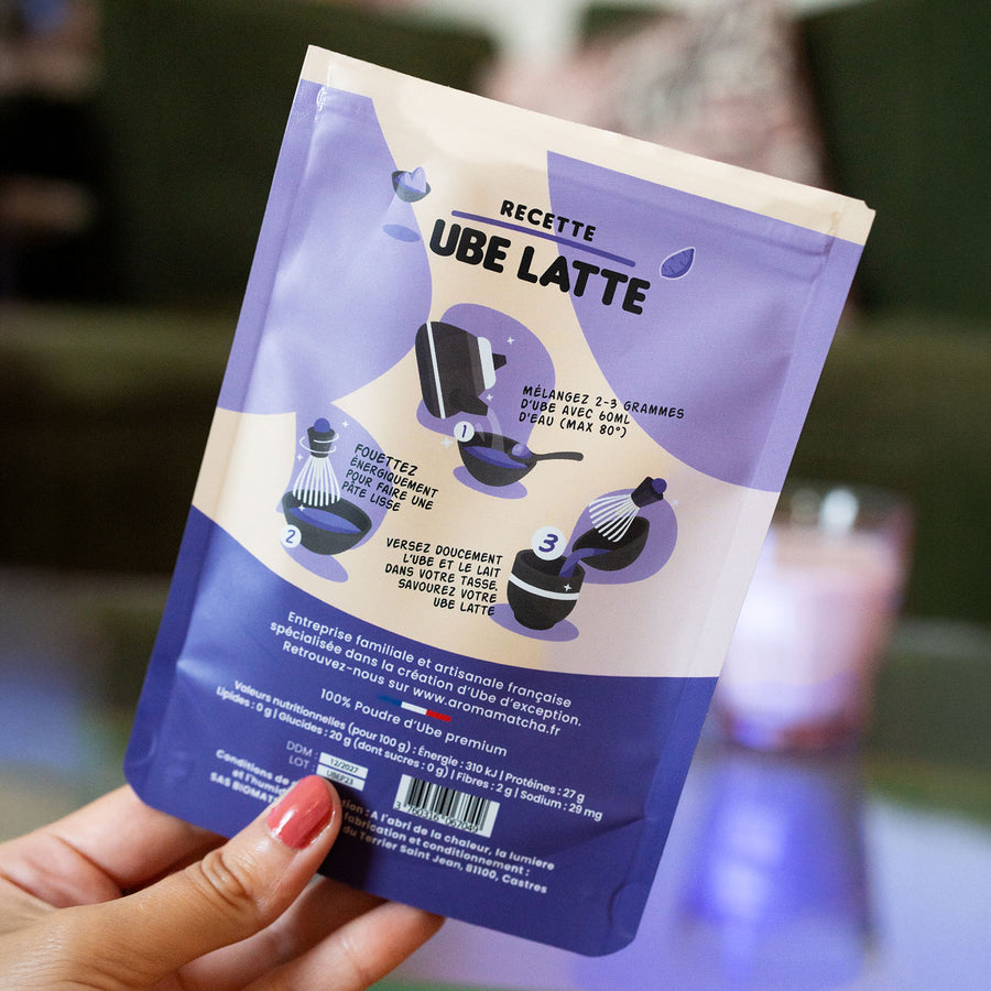 Poudre d'ube ultra-fine dans un sachet violet élégant.