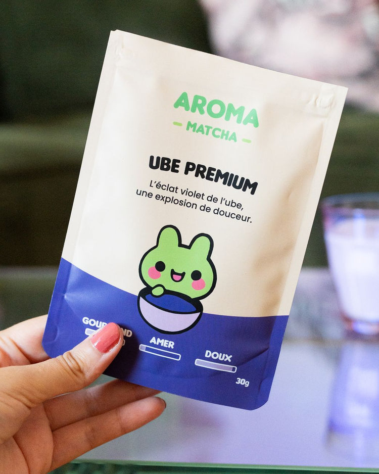 Poudre d'ube ultra-fine dans un sachet violet, texture lisse.