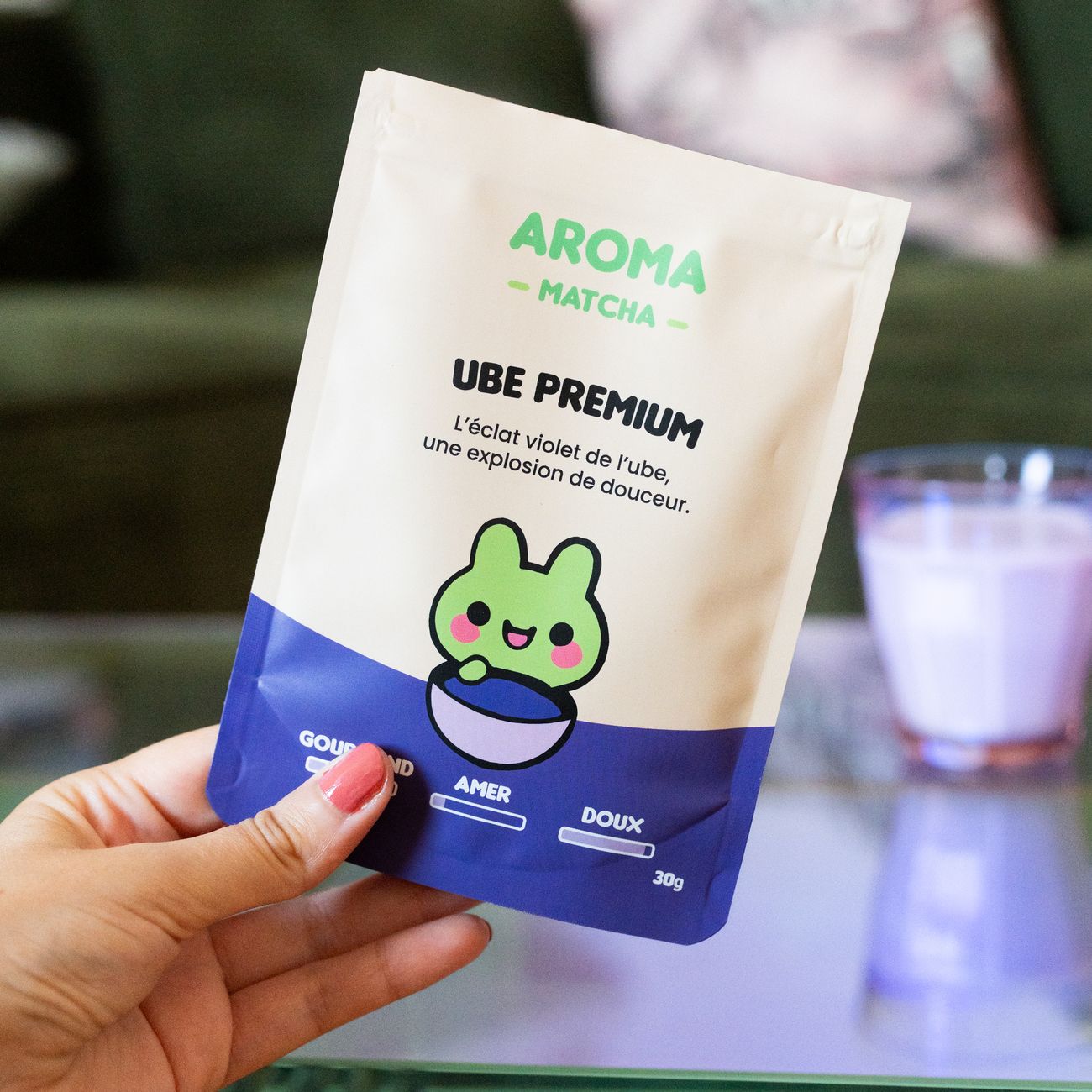 Poudre d'ube ultra-fine dans un sachet violet, texture lisse.