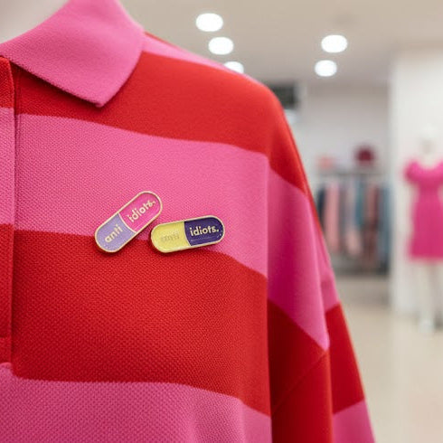 Pins en forme de capsule avec message humoristique anti-idiots