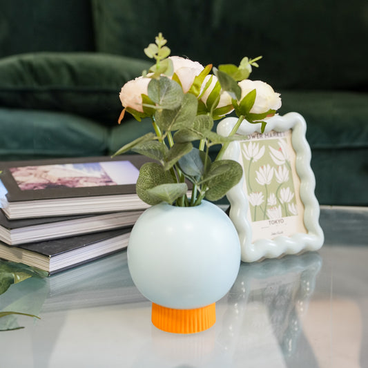 Vase céramique boule avec texture lisse et forme arrondie.