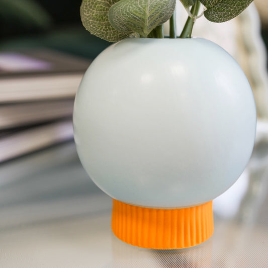 Vase céramique boule avec texture lisse et forme arrondie.