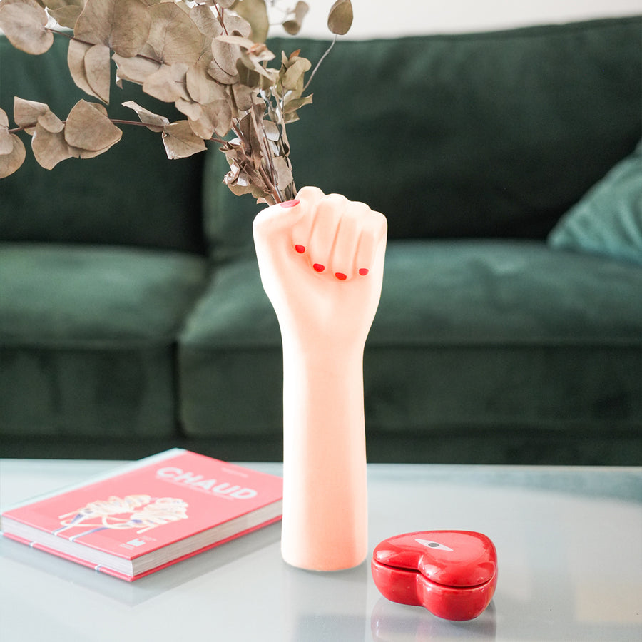 Vase en céramique avec poing levé, style girl power.
