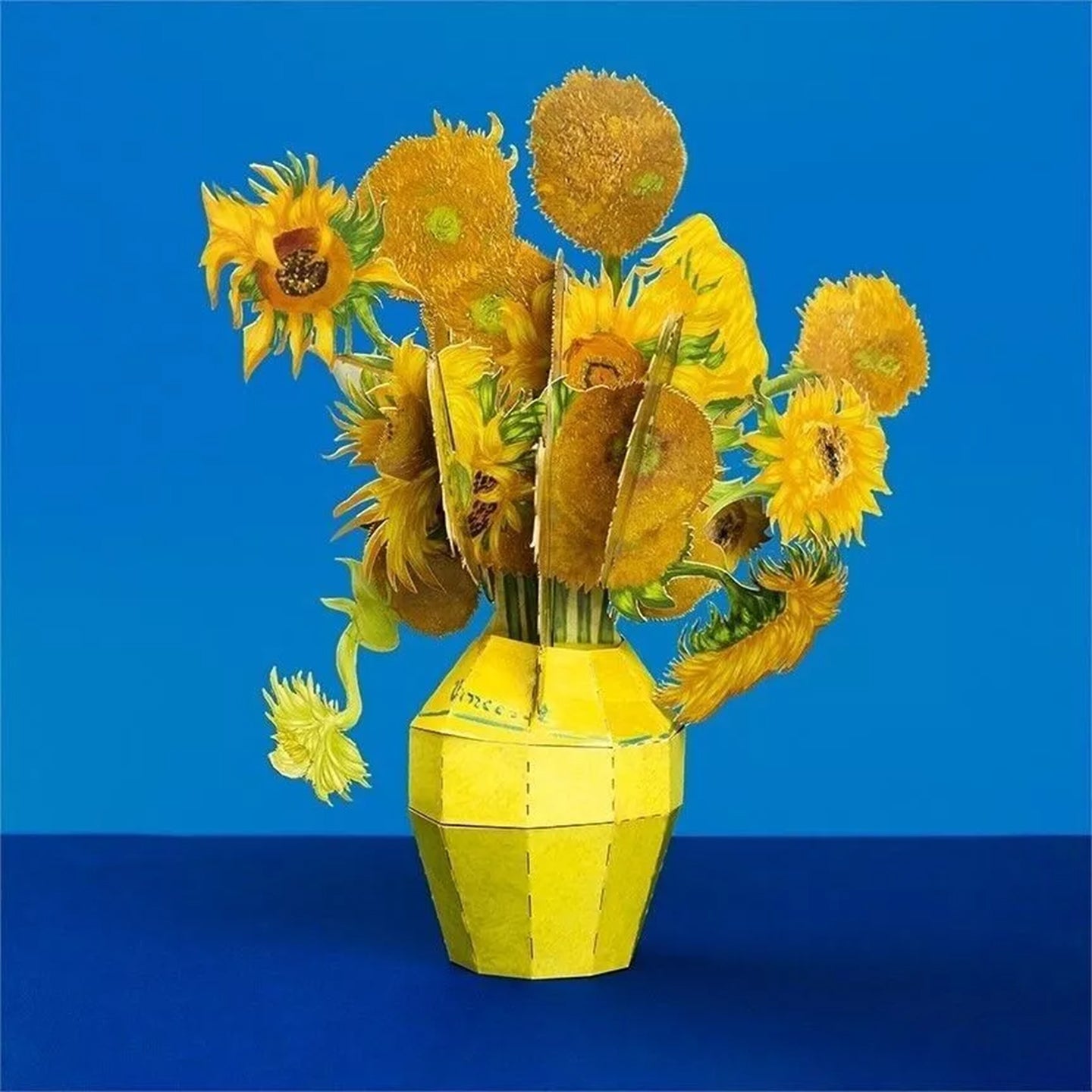 Bouquet de tournesols en papier inspiré de Van Gogh, vue de face.