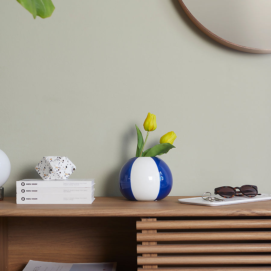 Vase en forme de ballon de plage avec rayures colorées