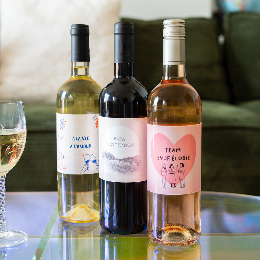 Bouteille de vin avec étiquette personnalisée en gros plan