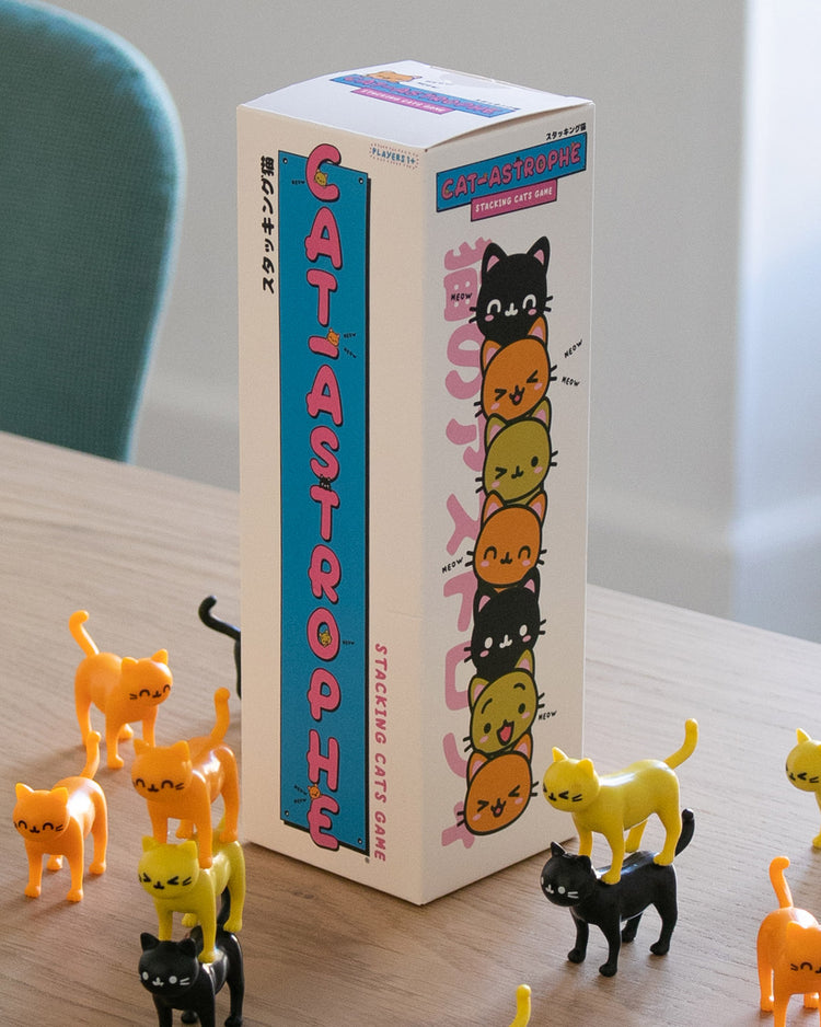 Jeu d'équilibre avec des chats colorés empilés en hauteur.