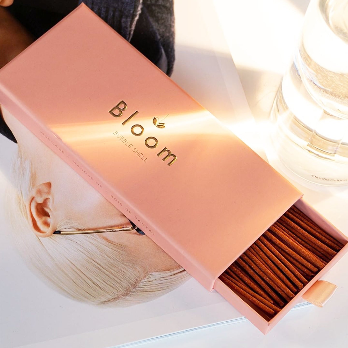 Coffret d'encens français avec bâtons colorés et élégants.