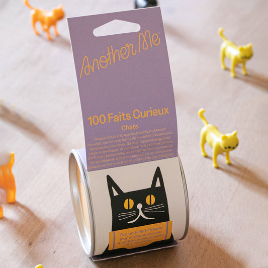 Livre '100 faits curieux sur les chats' avec couverture illustrée, sur fond blanc.