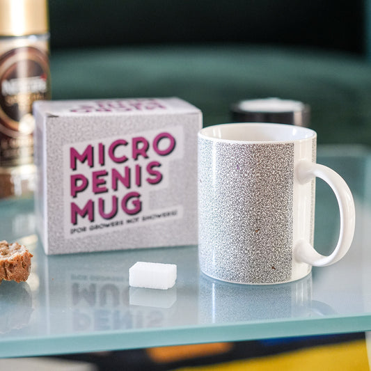 Mug humoristique avec motif de petits pénis sur fond blanc.