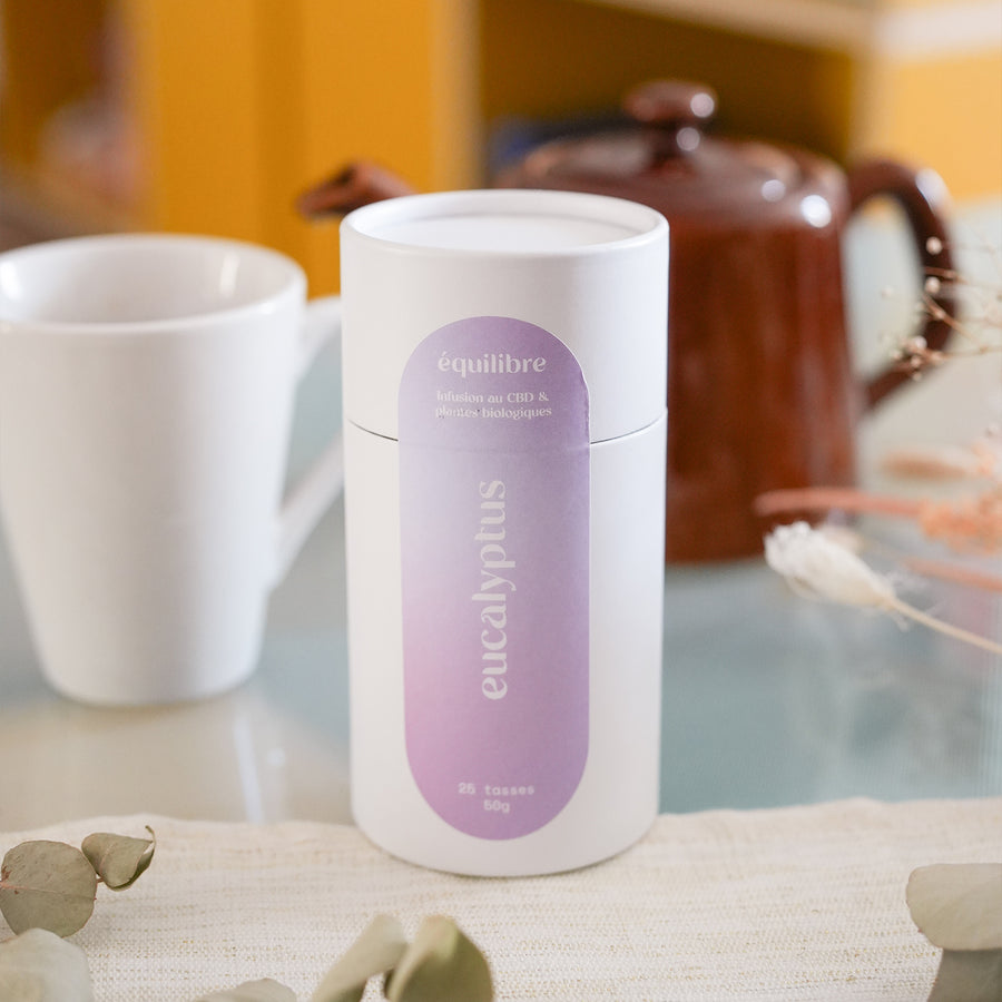Tisane au CBD et eucalyptus en sachet, vue de face.