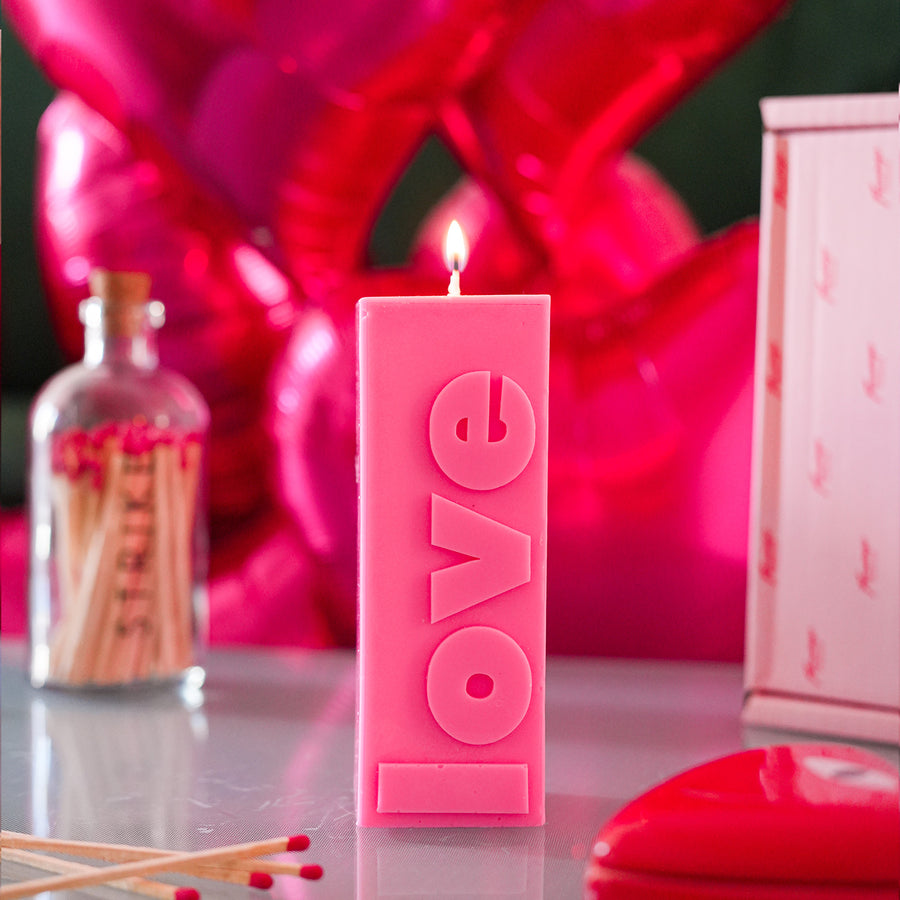 Bougie rose fluo avec message d'amour en relief