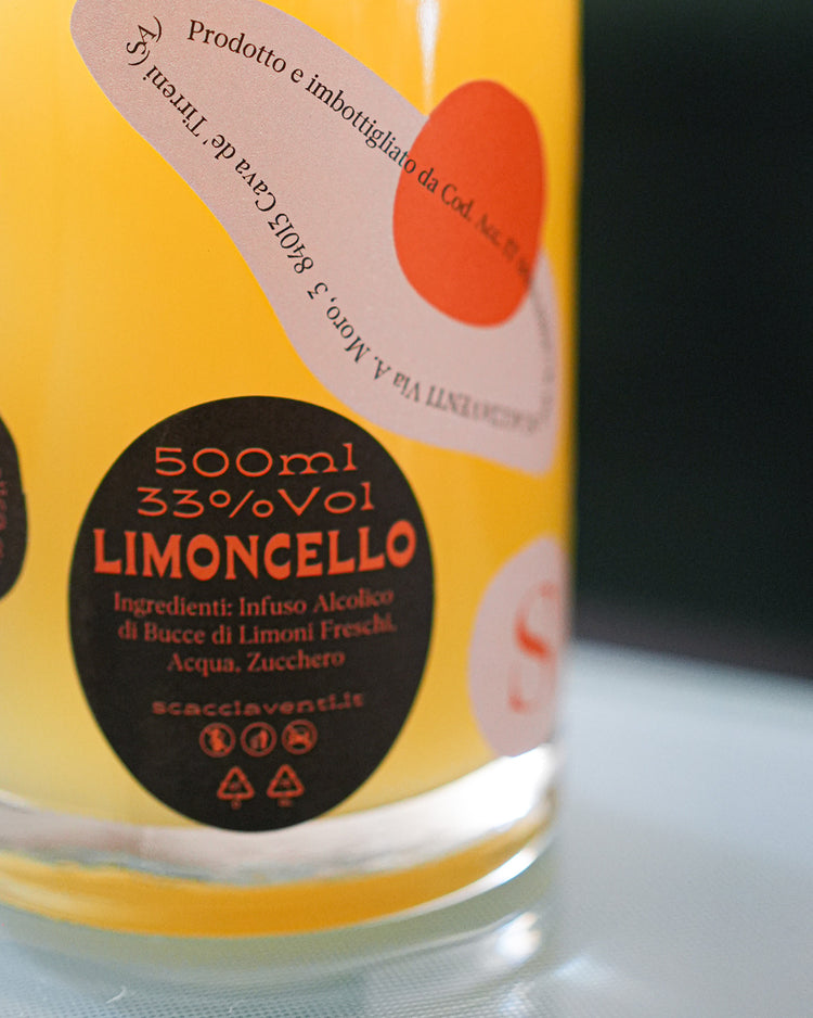 Bouteille de Limoncello avec étiquette élégante et bouchon doré.