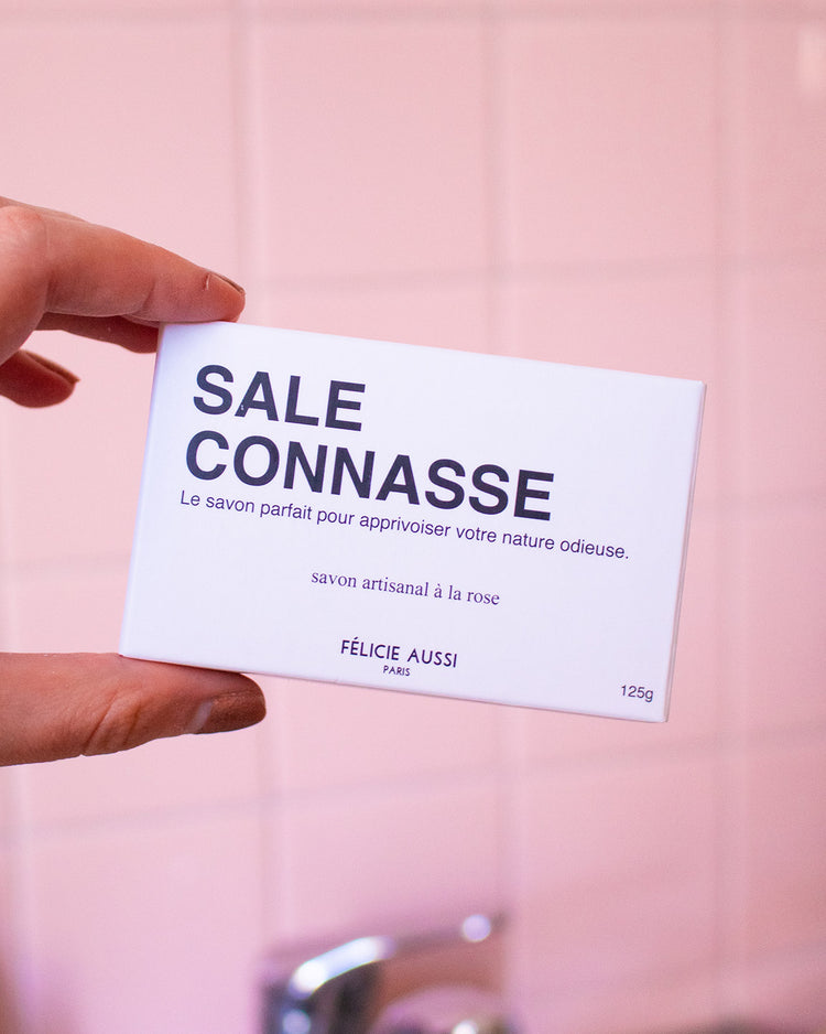 Savon humoristique avec étiquette colorée et motif rose.