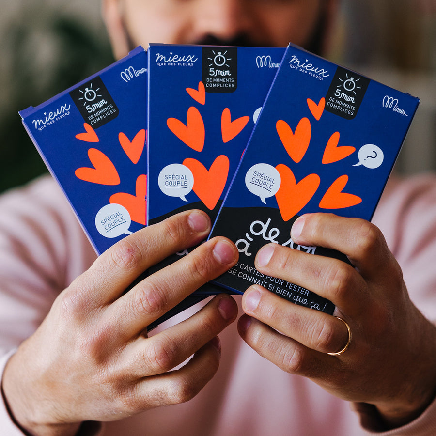 Jeu de toi à moi Spécial Couples - Jeu complice pour partager des moments avec son amour. Image d'un jeu de cartes romantique.