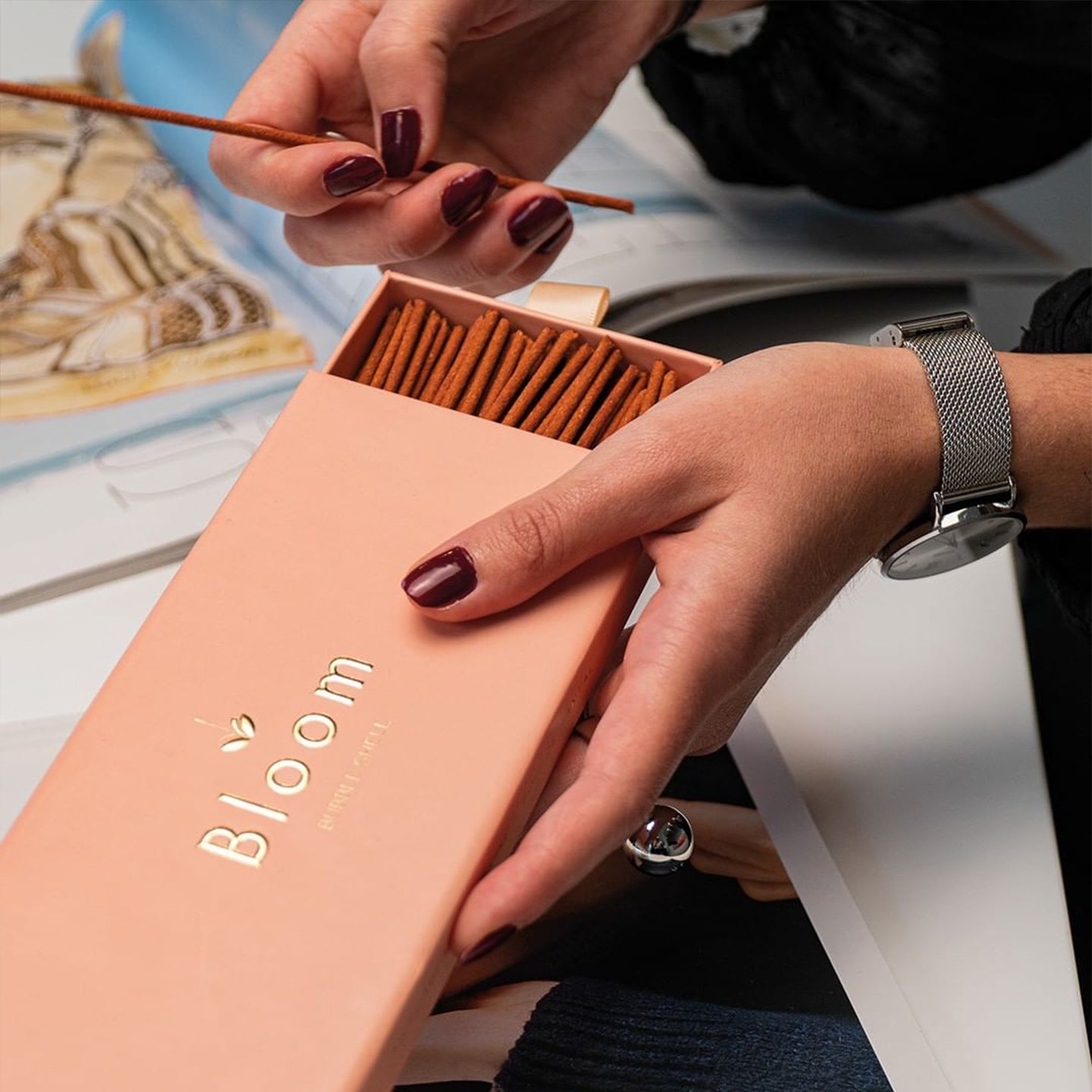 Coffret d'encens français avec bâtons colorés et élégants.