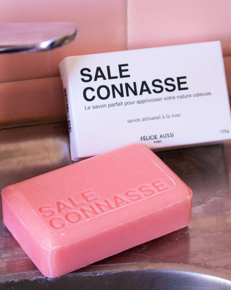 Savon humoristique avec étiquette colorée et motif rose.