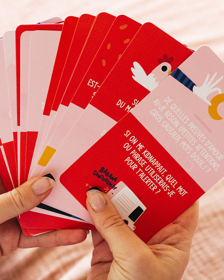 Jeu de toi à moi Spécial Couples - Jeu complice pour partager des moments avec son amour. Image d'un jeu de cartes romantique.