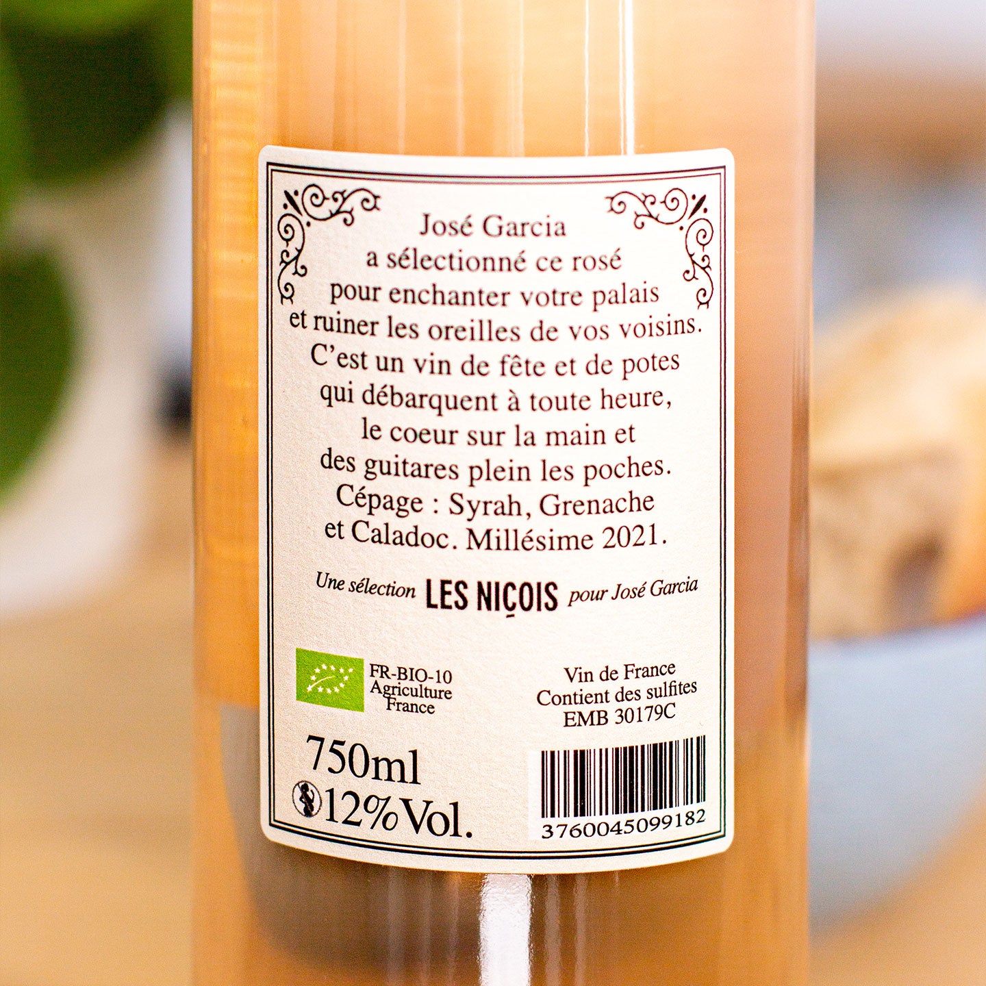 Bouteille de rosé Garcia avec étiquette élégante en gros plan.