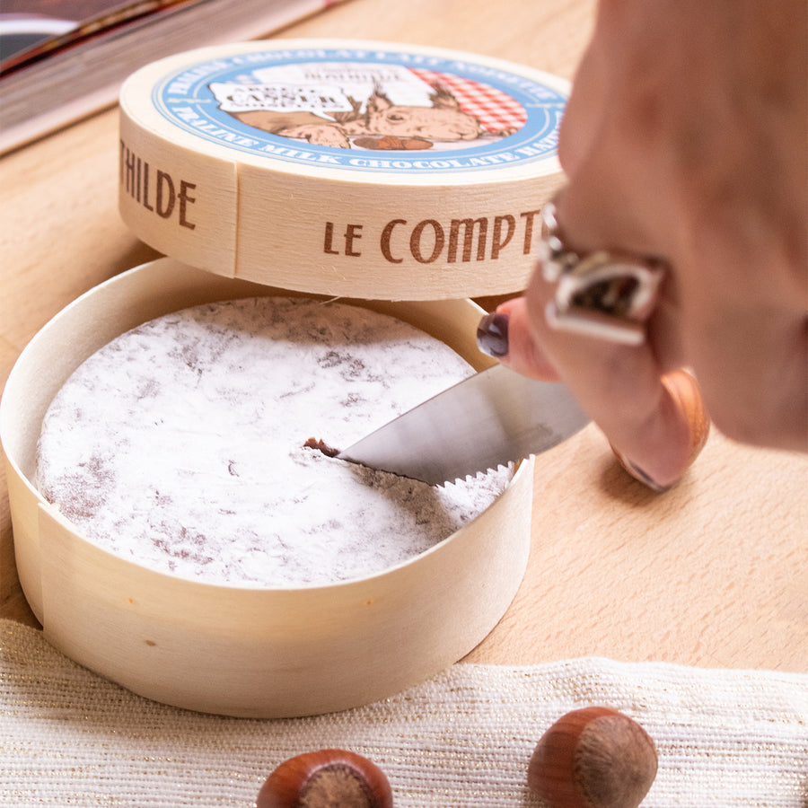 Camembert en chocolat au lait praliné, trompe l'œil.
