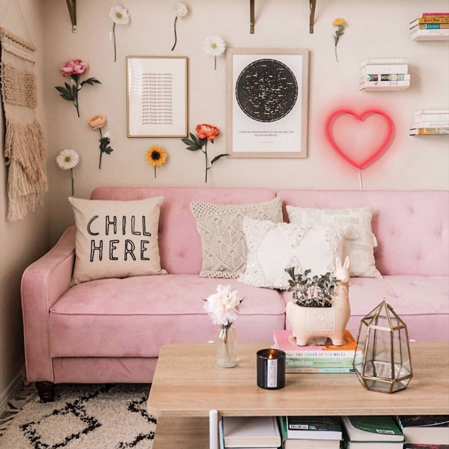 Néon en forme de cœur rouge éclatant sur fond neutre.