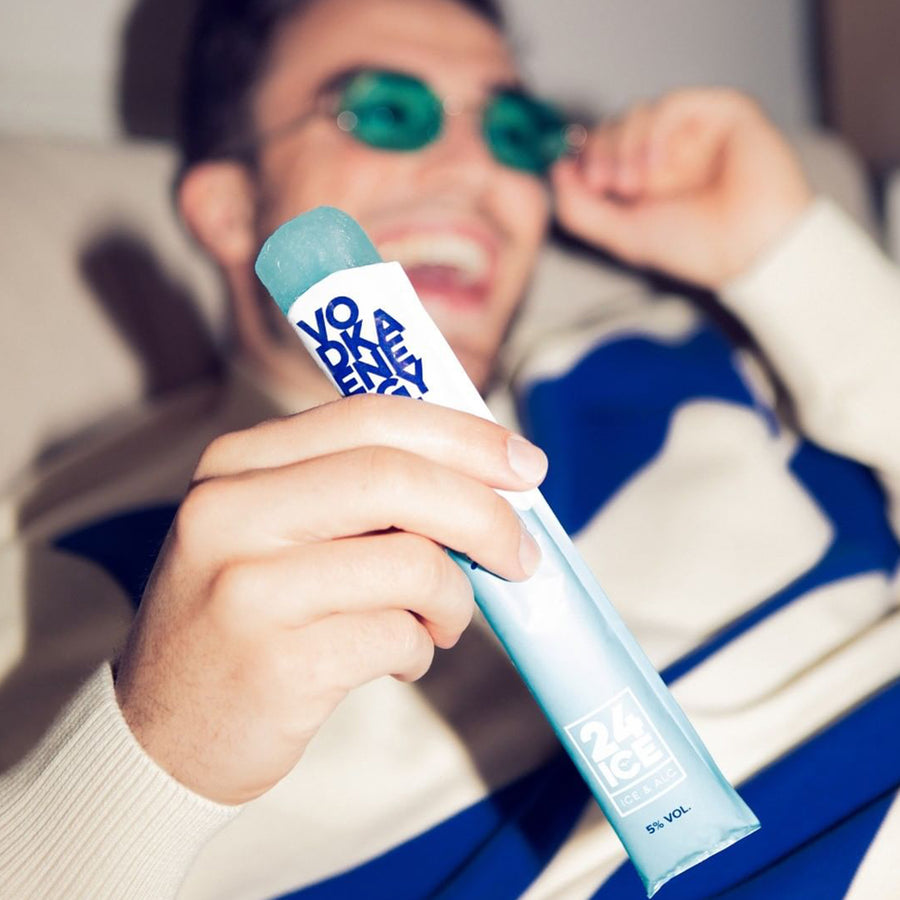 Glaces à l’alcool dans des pots colorés sur fond blanc.