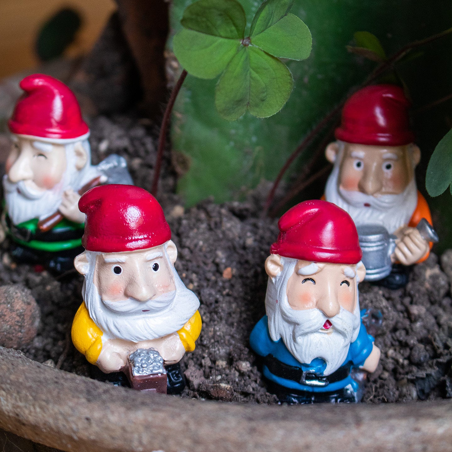 Nains de pot de plante en céramique colorée sur fond blanc