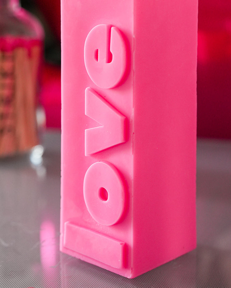 Bougie rose fluo avec message d'amour en relief