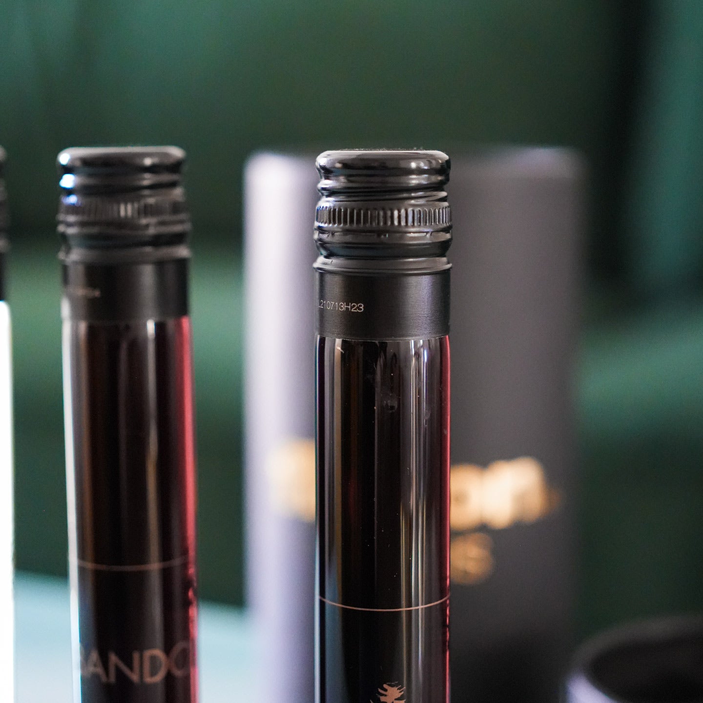 Coffret élégant avec quatre flacons de vin français en 100mL.