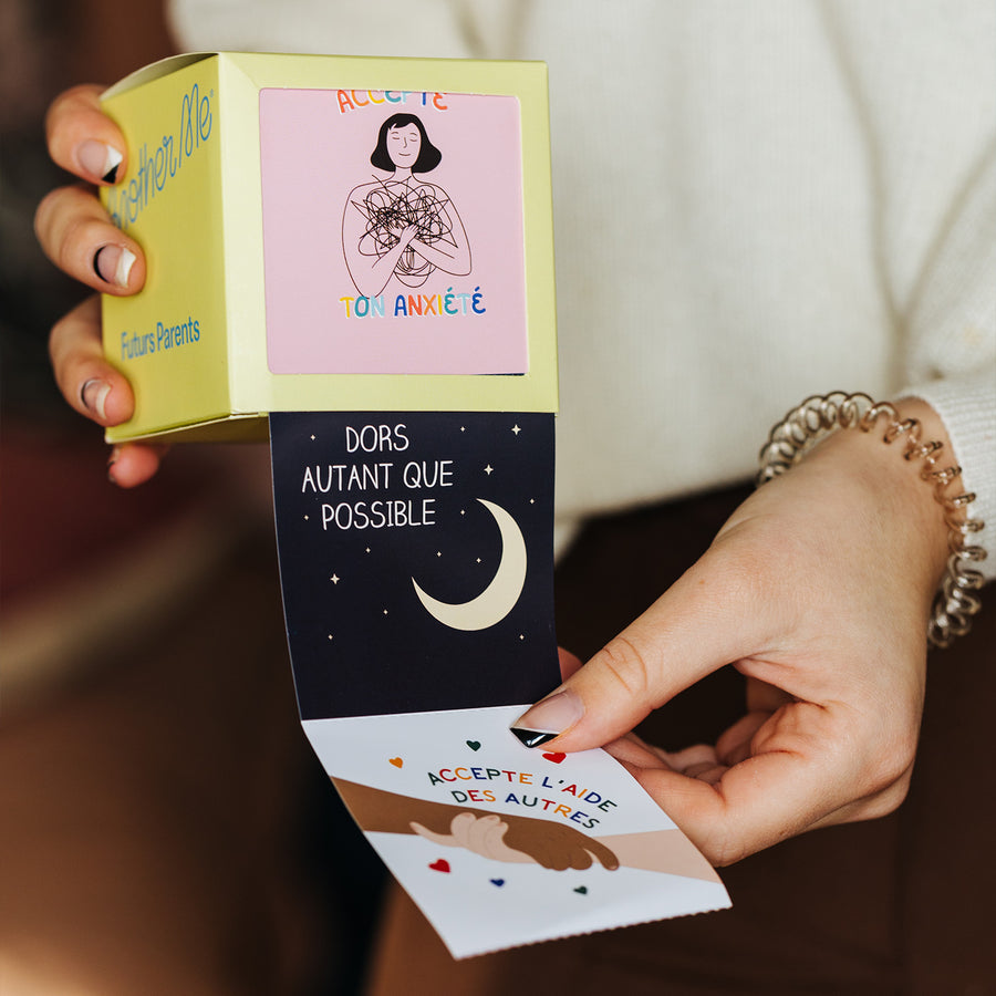 Livre 30 jours de défis Futurs Parents avec couverture colorée et attrayante.