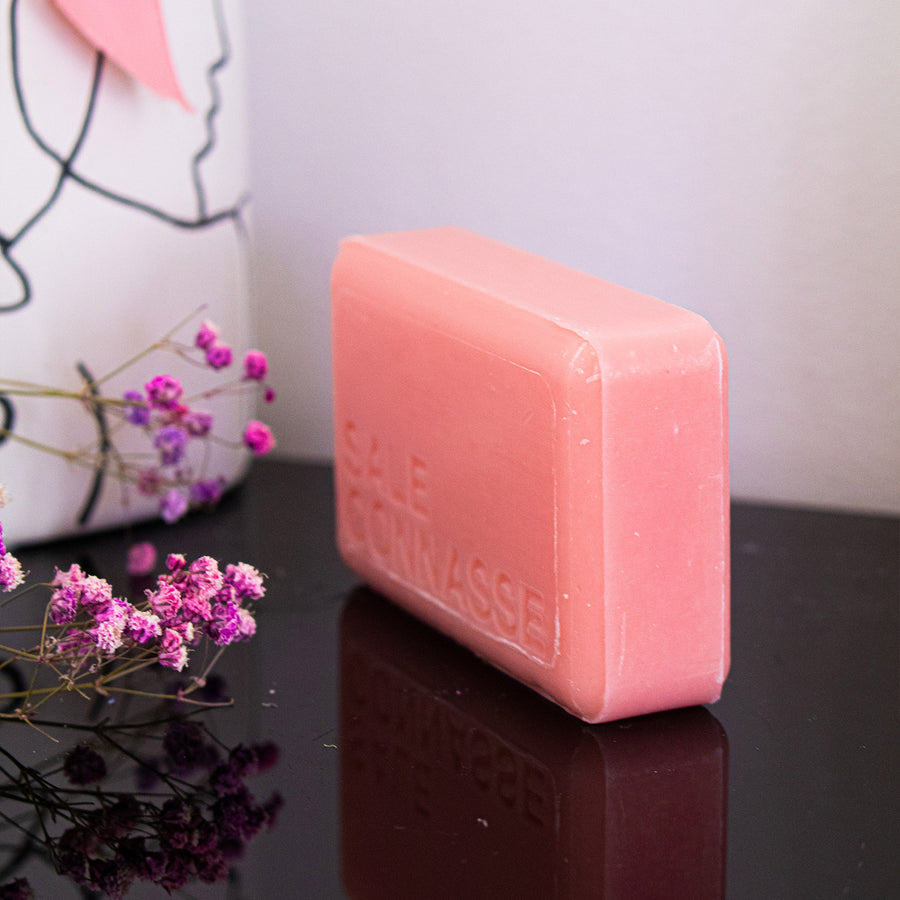 Savon humoristique avec étiquette colorée et motif rose.