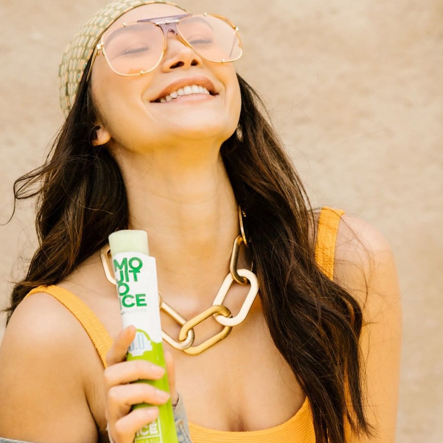 Glaces à l’alcool dans des pots colorés sur fond blanc.