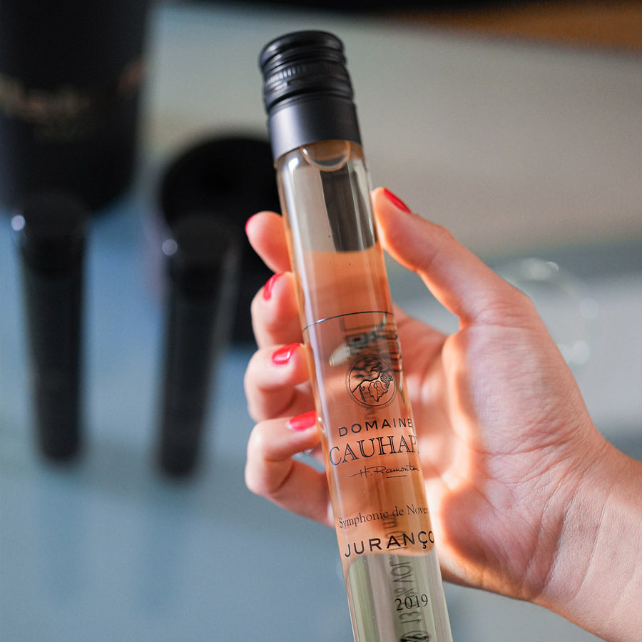 Coffret de dégustation avec flacons de vin en verre élégant.