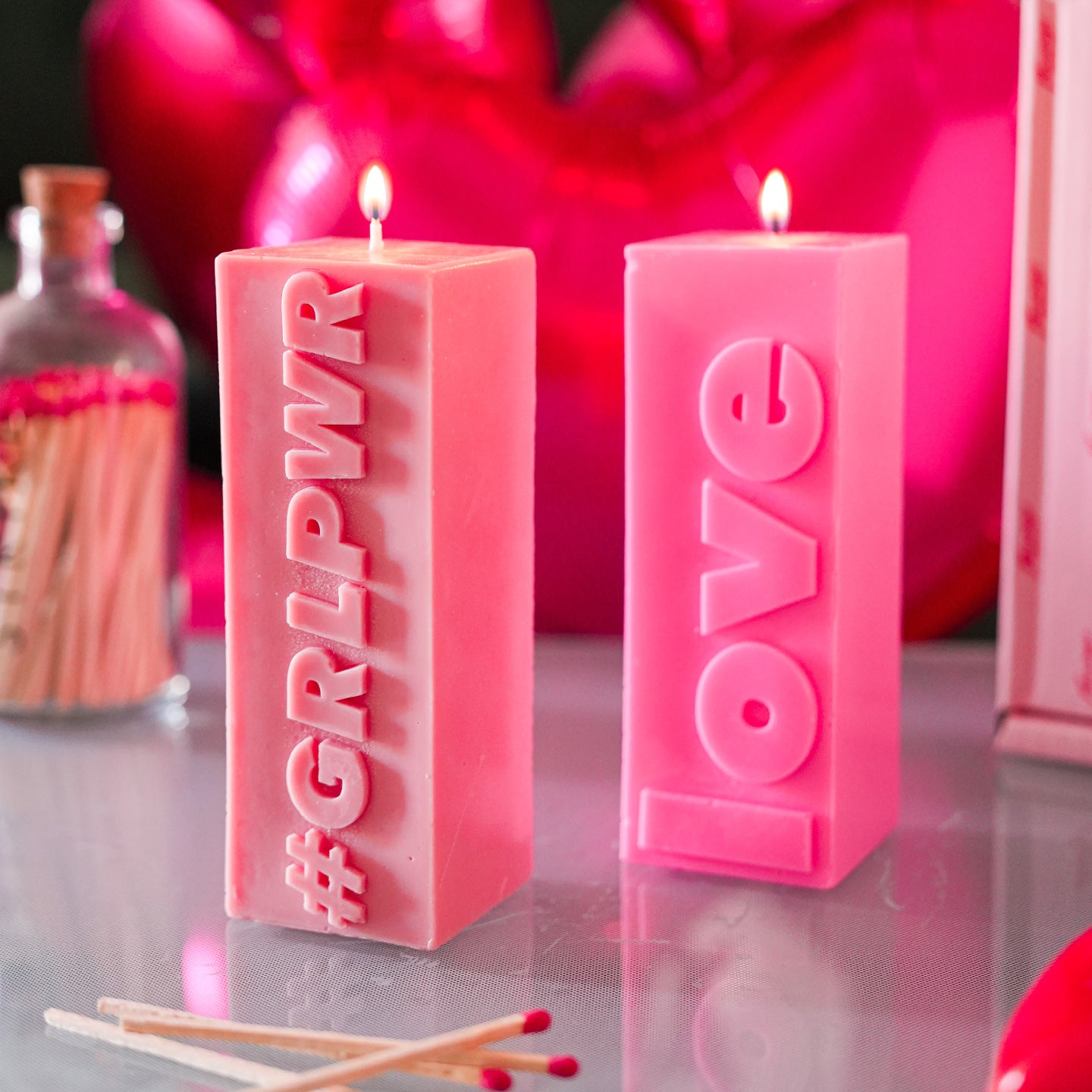 Bougie rose fluo avec message d'amour en relief