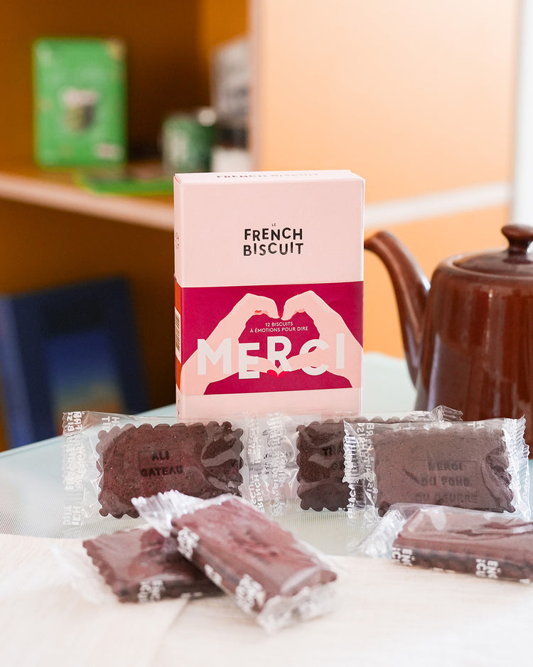 Biscuits à message Merci sur fond blanc