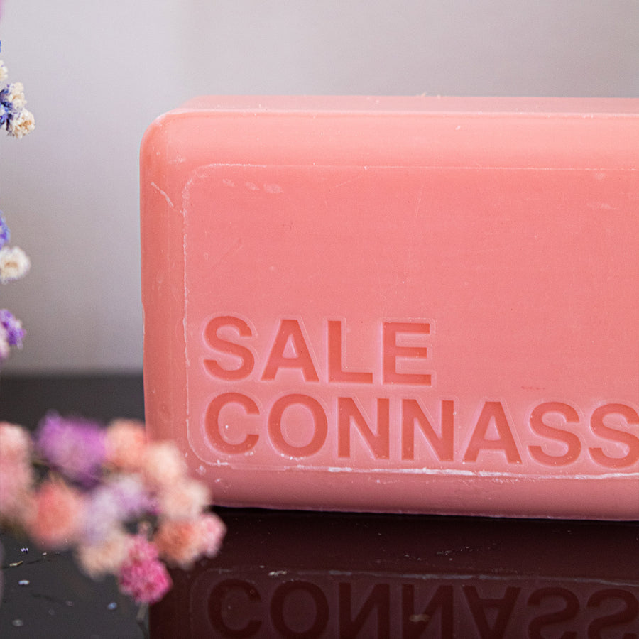 Savon humoristique avec étiquette colorée et motif floral.