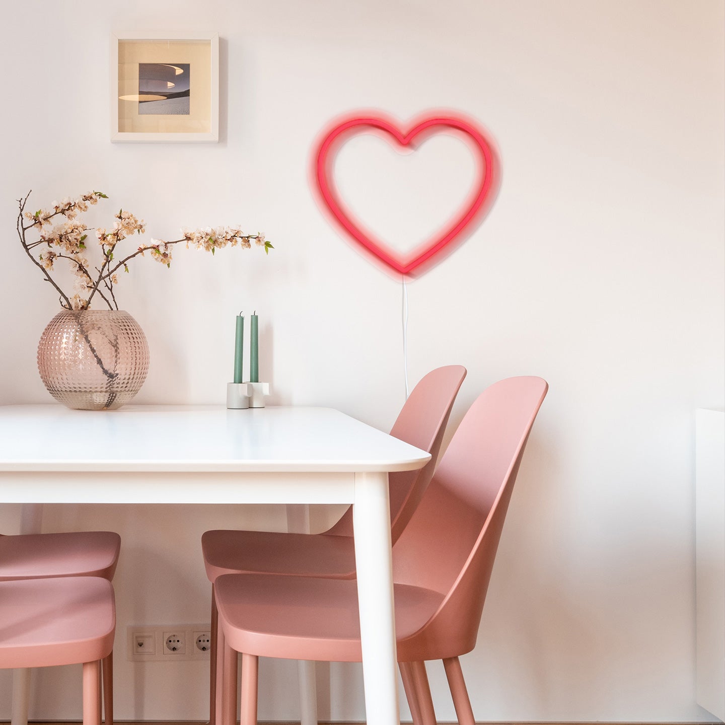 Néon en forme de cœur rouge éclatant sur fond sombre.