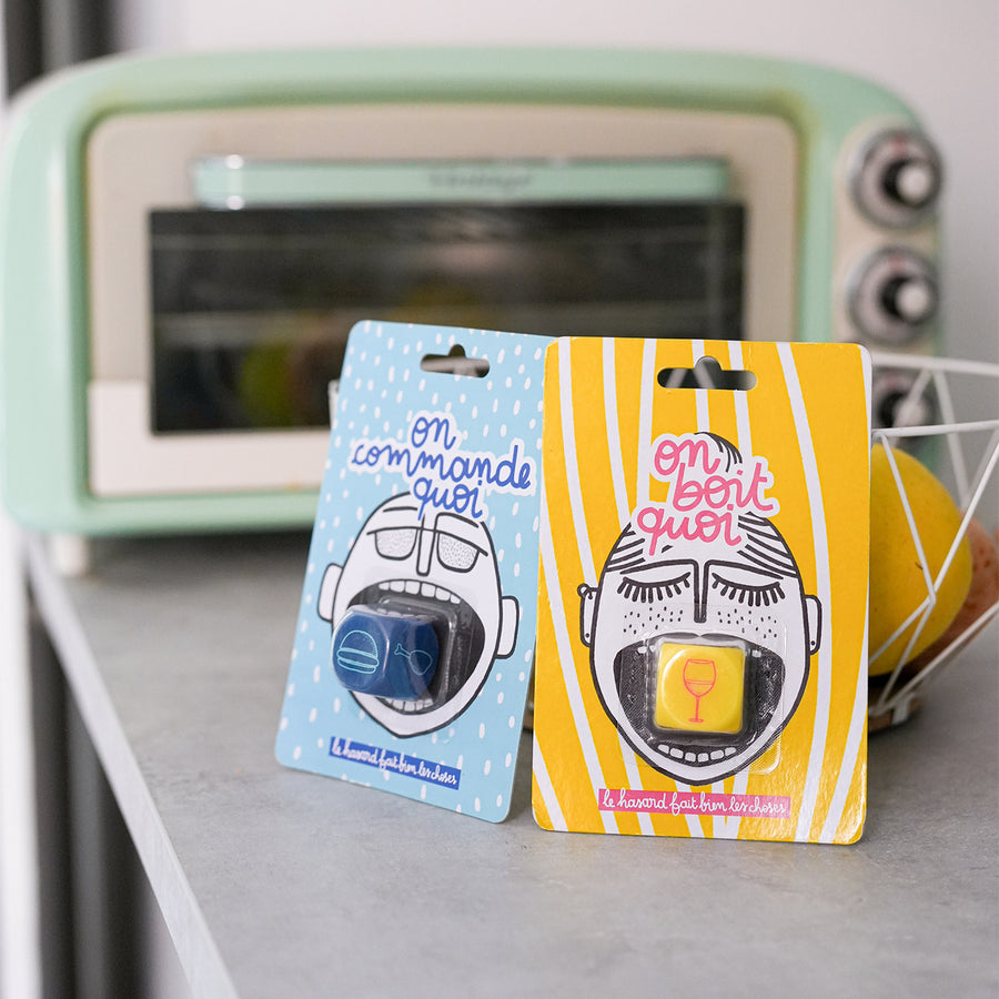 Dé en bois avec inscriptions colorées sur chaque face.