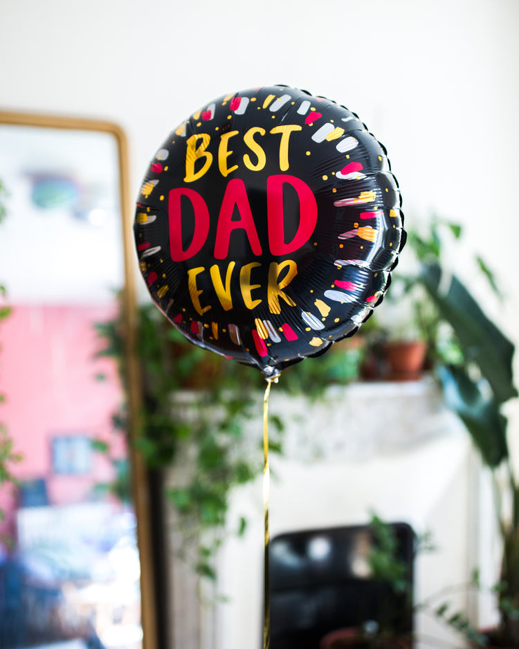 Ballon Best Dad en forme de coeur rouge avec inscription blanche sur fond blanc.