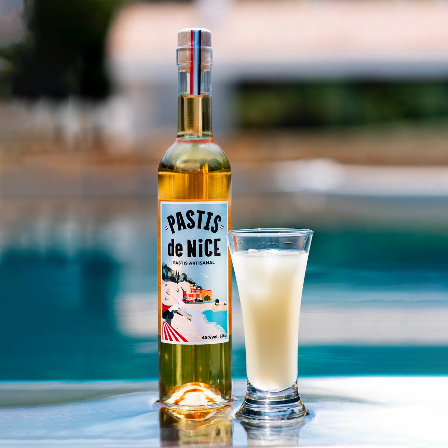 Bouteille de Pastis de Nice avec étiquette colorée et design élégant.