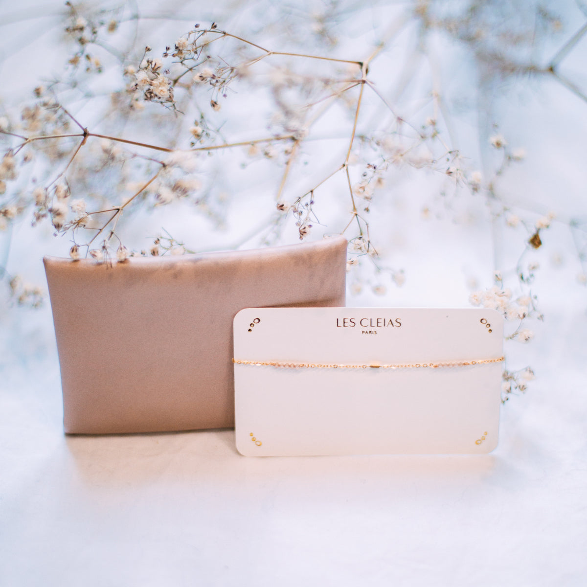 Un bracelet Rose Champagne et sa pochette en cuir