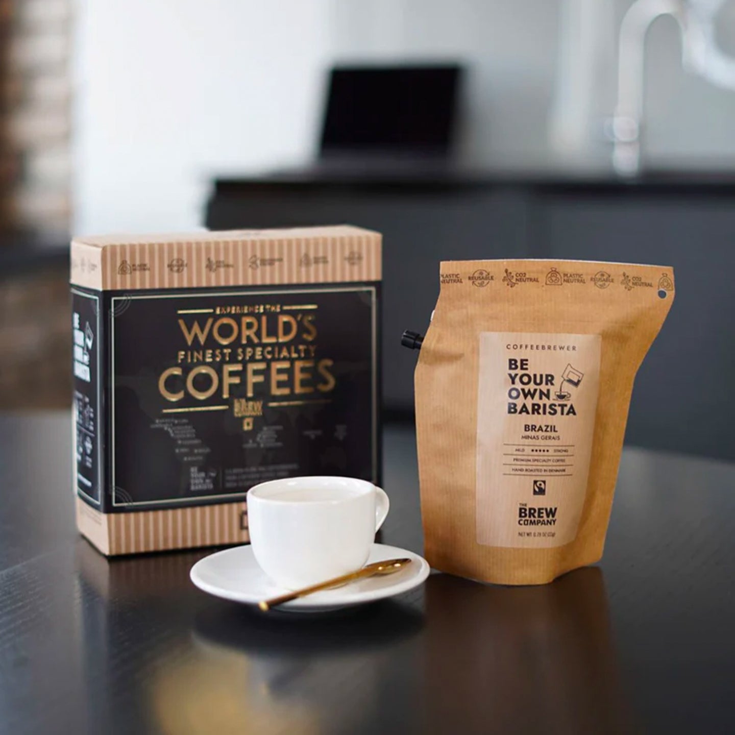 Coffret de cafés du monde avec étiquettes colorées des pays